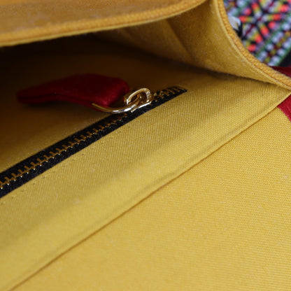 Close-up of the canvas bag zipper and top edge